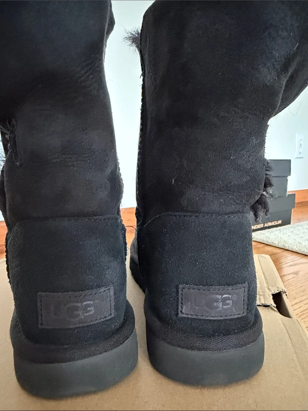 UGG Black Bailey Button II Short Shearling Button Boot Size 8 Womens